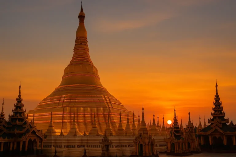 Pagode de Shwedagon au Myanmar vue horizontale au coucher du soleil, stûpa doré et panorama spirituel de Yangon